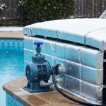 Le geste indispensable pour protéger votre pompe de piscine du gel et éviter une panne coûteuse