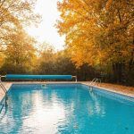Adieu les taches sur le liner : le produit miracle à utiliser avant de bâcher votre piscine pour l'hiver