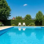 Cette astuce simple garde l’eau de votre piscine claire jusqu’au printemps sans effort ni produits