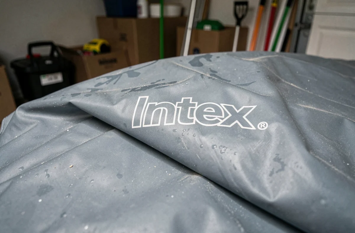 Spa Intex gonflable plié et stocké dans un garage pour l'hiver